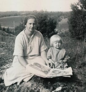 Ingeborg med sin dotter Ulla 14/9 1925