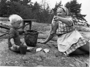 Farmor Ingeborg och Janne på Lill-Nätiholmen juli 1965